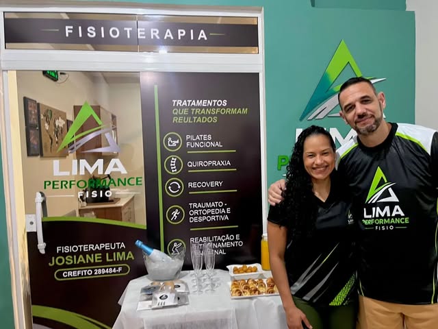 Equipe diante da fachada e identidade visual do Lima Performance Fisio